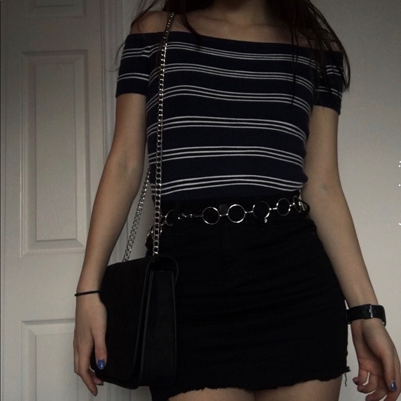 👚3/$15 Cropped navy blue stripped t-shirt - Picture 3 of 3